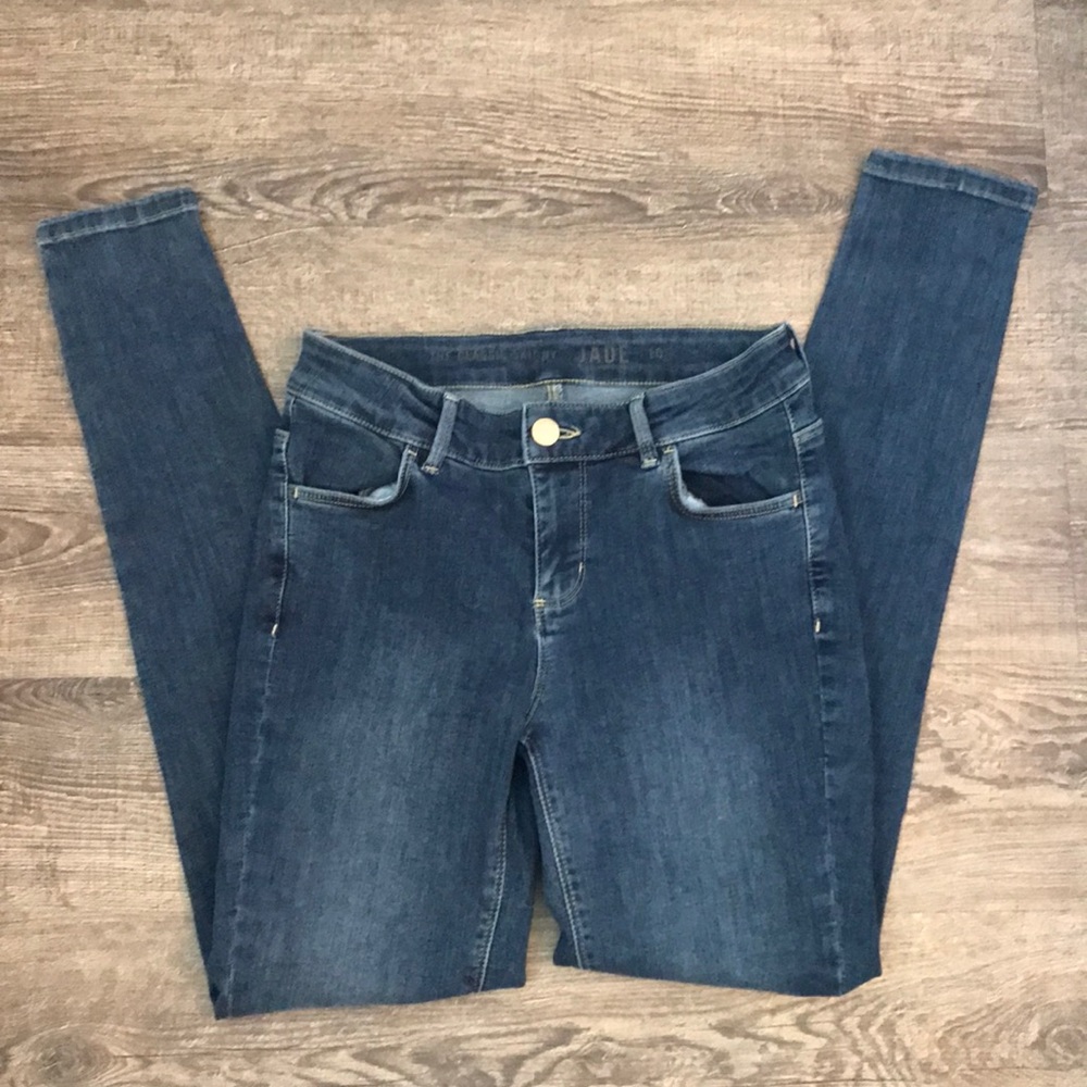 Classic blue skinny leg jean.